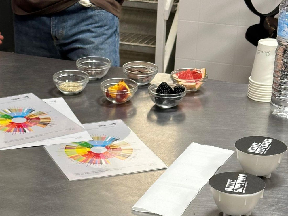 Ruedas de sabores, cuencos con frutas y tazas de Madre Superiora
