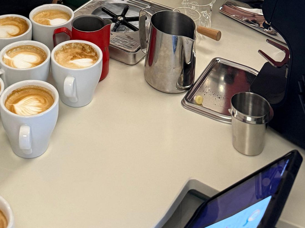 Lattes recién hechos junto a la máquina de espresso